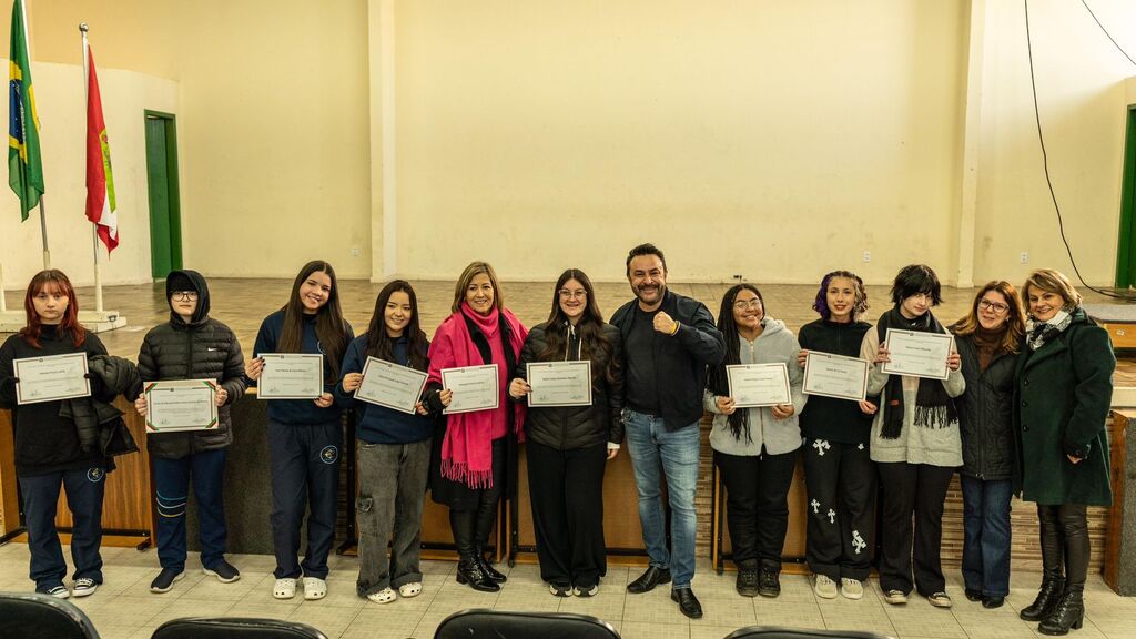 Deputado Marcius Machado entrega Moção de Aplausos a alunos da EEB Nossa Senhora do Rosário por projeto sobre proteção animal