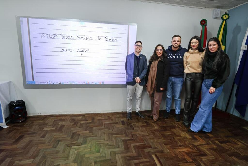 Lucas Neves encerra na escola onde estudou a entrega de uniformes dos alunos de Lages