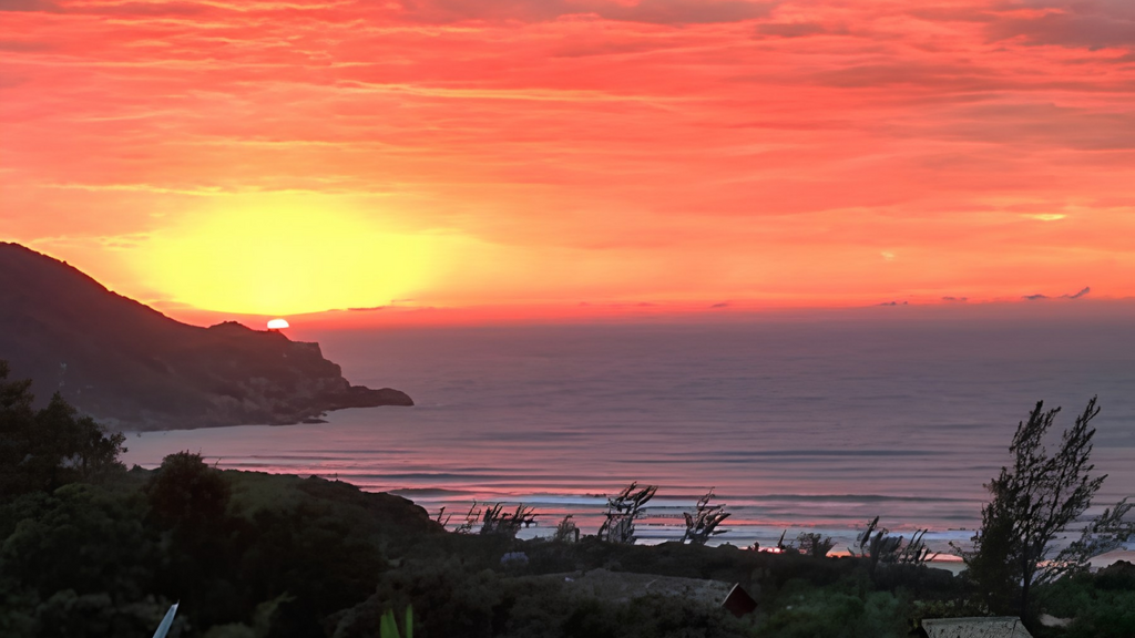 O amanhecer na Praia do Rosa virou um dos maiores desejos de quem visita Santa Catarina