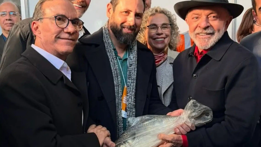 Pescadores artesanais de Garopaba enviam tainha ao presidente Lula durante visita a Santa Catarina