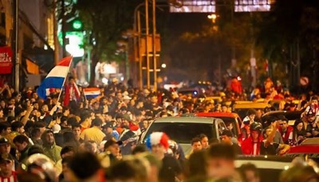 Após presidente decretar feriado, paraguaios lotam ruas da fronteira com o Brasil para comemorar classificação histórica na Copa