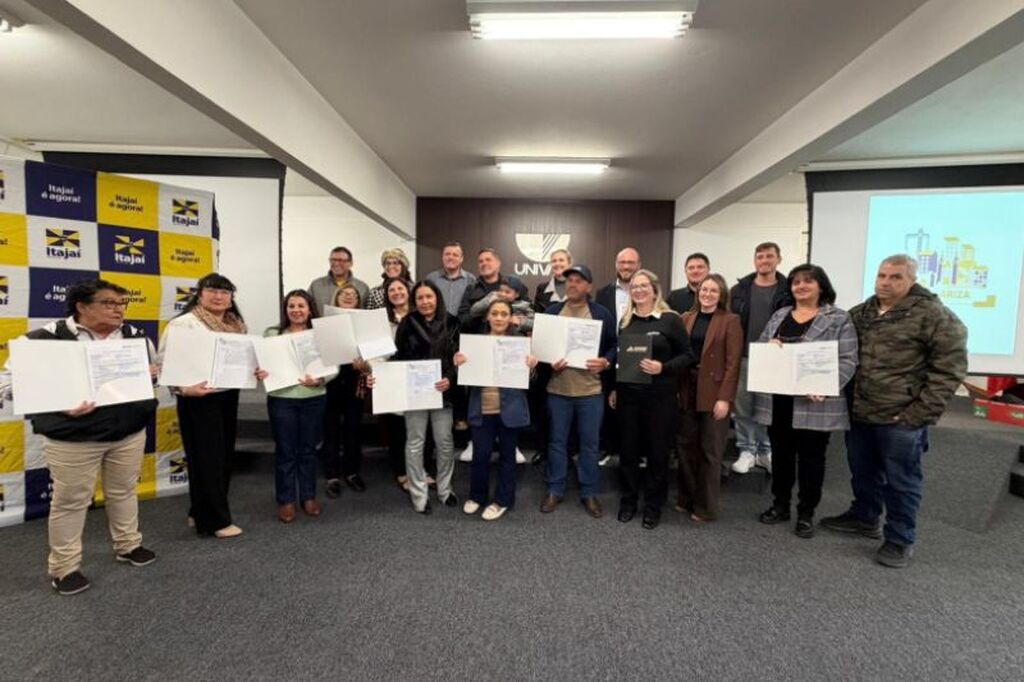 Município entrega matrículas e títulos de propriedade a moradores do Nova Divinéia