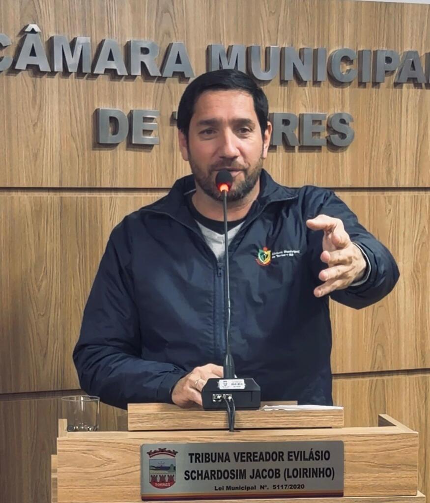 VEREADOR IGOR BERETTA COBRA RETOMADA DE OBRAS E MELHORIAS NO TRÂNSITO EM SESSÃO NA CÂMARA DE TORRES