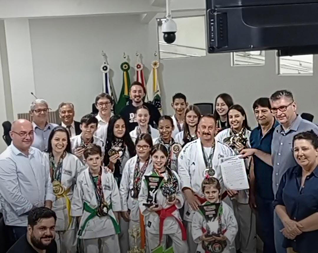 Deputado Napoleão Bernardes tem aprovado projeto que cria a “Medalha Sarah Louise Held” nos JASC após solicitação do vereador Rafael Edgar Tonial