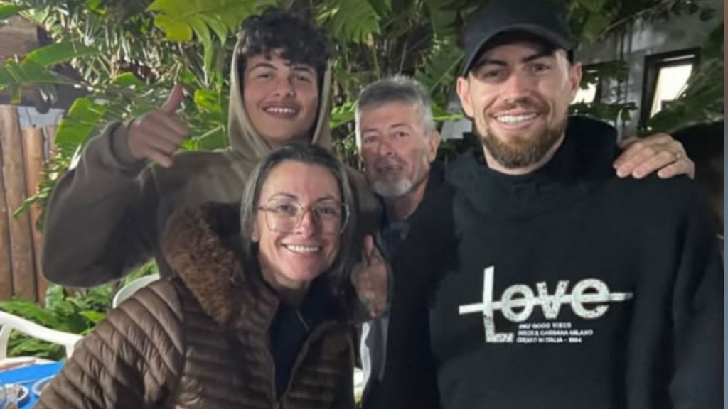 Jorginho Frello aparece em festa de campeão do futsal em Imbituba e vira destaque entre os torcedores