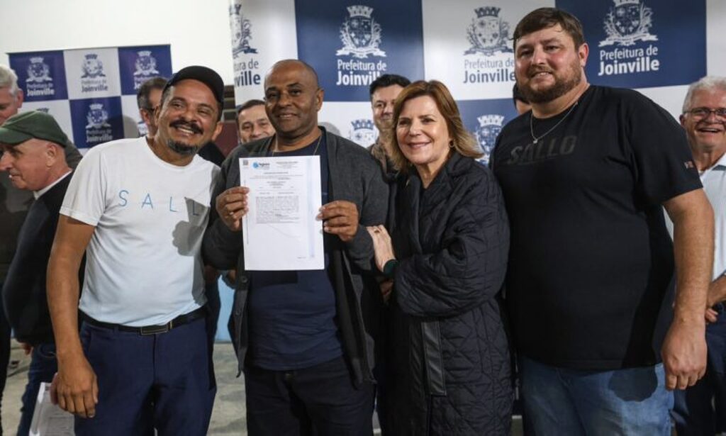 Joinville entrega 115 títulos de regularização fundiária para moradores do bairro Fátima