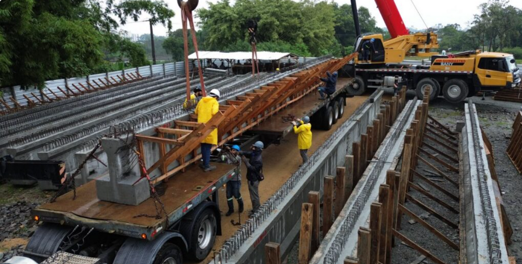 Obras da Ponte Anêmonas avançam com instalação de oito vigas no bairro Fátima