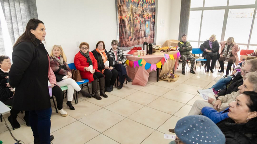 SECRETARIA DE ASSISTÊNCIA SOCIAL E HABITAÇÃO DE PASSO  DE TORRES PROMOVE ENCONTRO EM ALUSÃO AO JUNHO VIOLETA