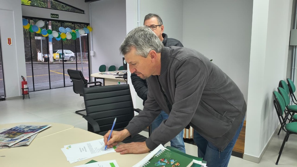 Entrega simbólica da terneira doada no 12º Leilão de Gado Geral reforça compromisso com a solidariedade