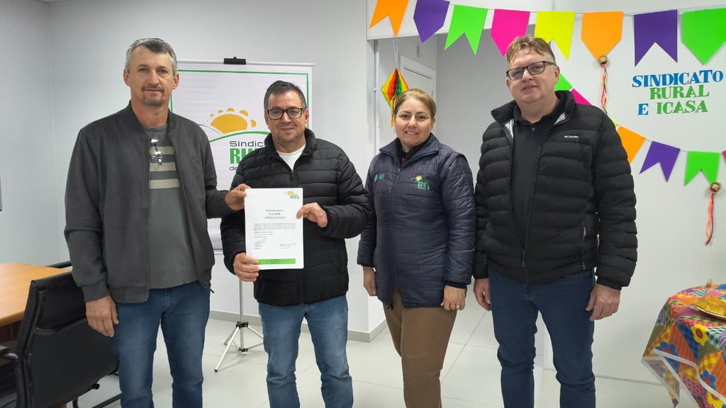 Entrega simbólica da terneira doada no 12º Leilão de Gado Geral reforça compromisso com a solidariedade