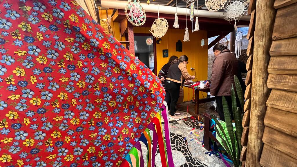 COSTUREIRAS CRIATIVAS TRANSFORMAM RETALHOS E LONA DE BALÃO NA DECORAÇÃO DO ARRAIAL DA ECONOMIA SOLIDÁRIA