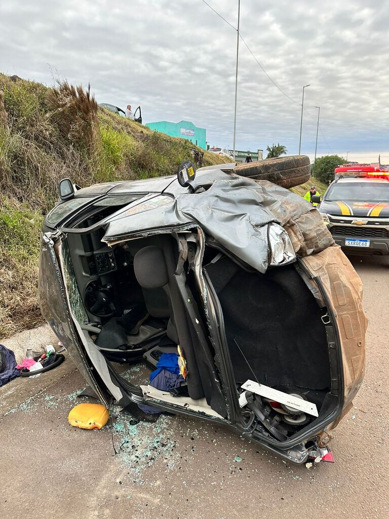 Motorista fica ferido após carro sair da pista e capotar na BR-282 em Xanxerê, na tarde de sábado, dia 4