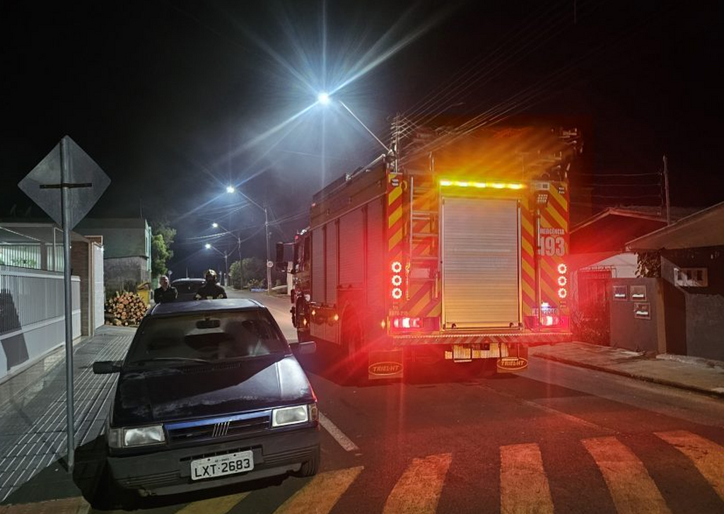 Rompimento de cabo de energia provoca curto-circuito e princípio de incêndio em Ouro