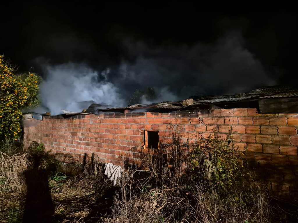 Moradores deixam fogão a lenha aceso ao sair de casa e residência pega fogo na Serra catarinense