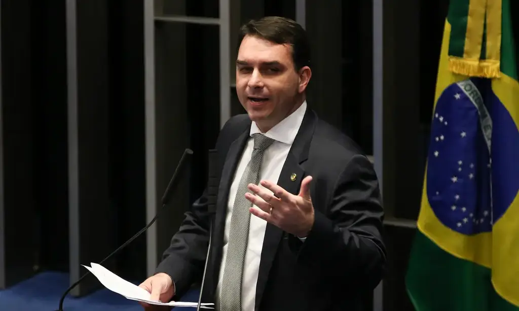 PGR pede que Flávio Bolsonaro seja ouvido por calúnia contra Lula