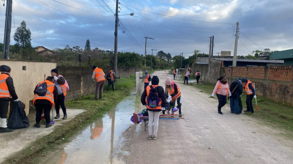 Prefeitura em SC intensifica serviços de limpeza urbana em diferentes bairros