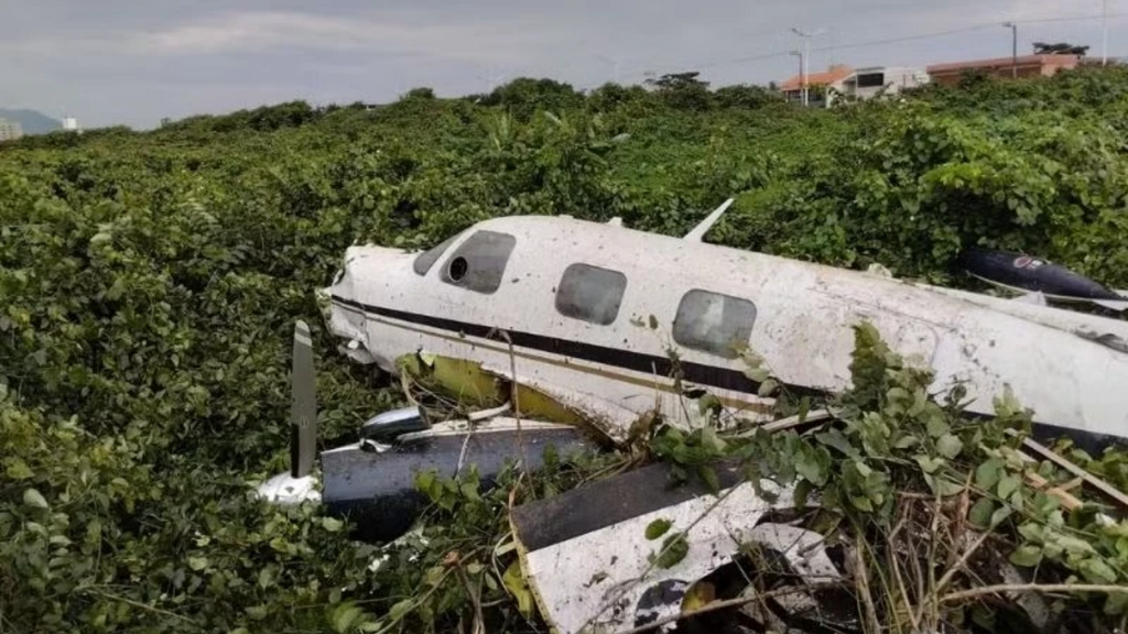 Avião cai em praia de SC e deixa piloto e copiloto gravemente feridos