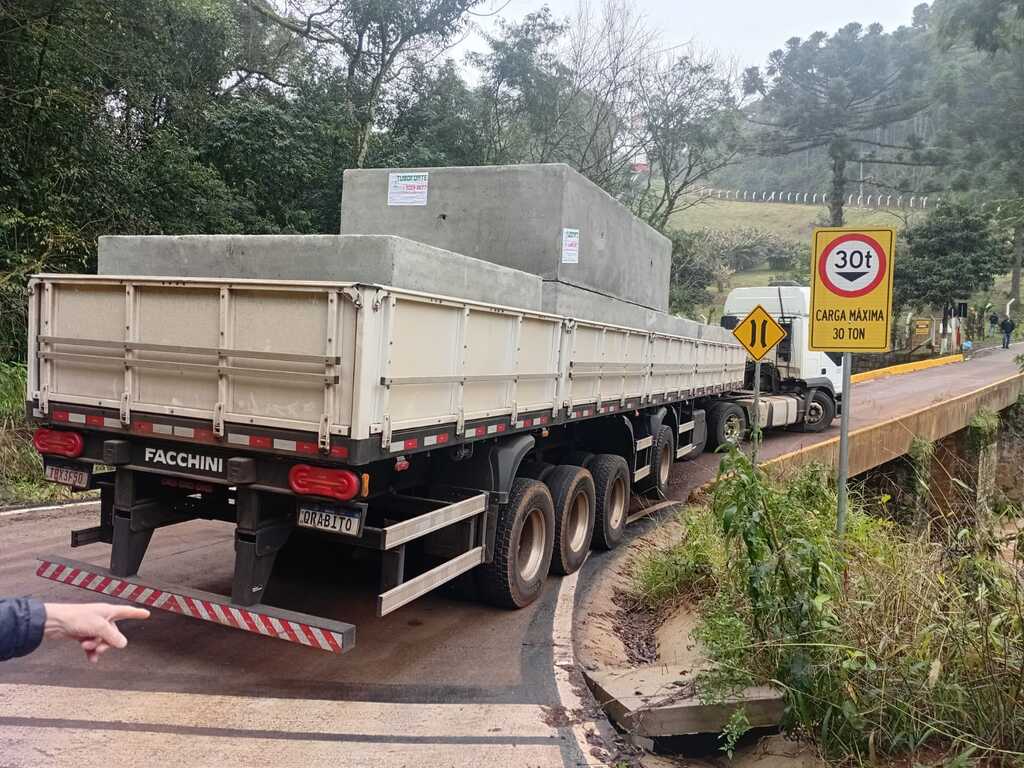 Carreta provoca interdição da ponte de acesso aos Pocinhos entre Campos Novos e Erval Velho