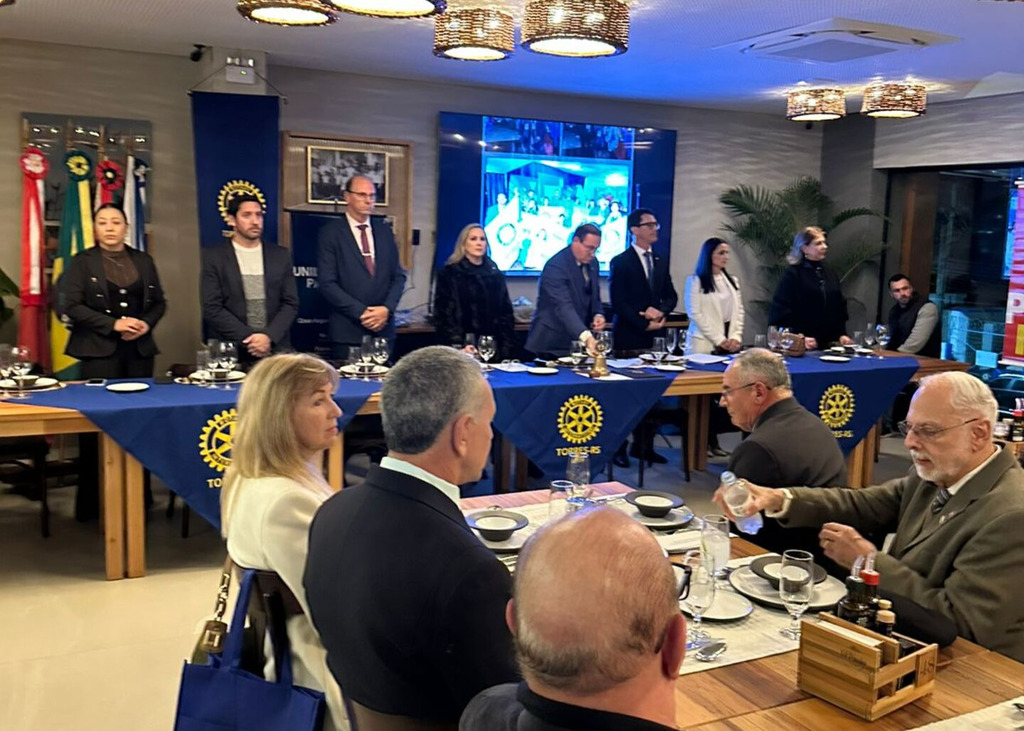PRESIDENTE DA CÂMARA, IGOR BERETTA, PRESTIGIA TRANSMISSÃO DE CARGO DO ROTARY CLUB DE TORRES
