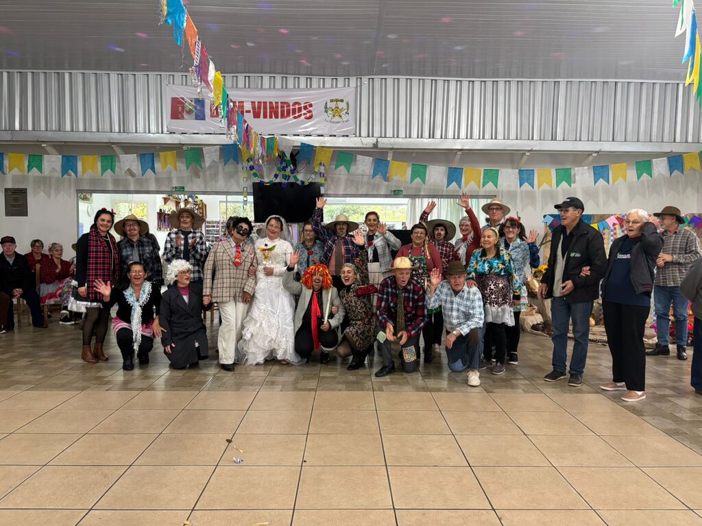 Festa Julina reúne grupo da terceira idade em tarde de alegria, tradição e confraternização