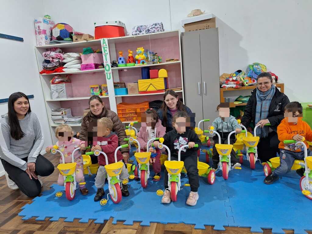 Secretaria Municipal de Educação realiza entrega de triciclos para alunos do Núcleo Municipal Escola Básica Santo Antônio