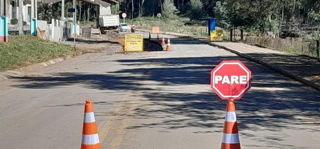 A Secretaria de Estado da Infraestrutura e Mobilidade de Santa Catarina iniciou, nesta semana, as obras de revitalização de um trecho da SC-135 (Rodovia Ermínio Surdi), na saída de Celso Ramos, sentido à Usina Campos Novos.