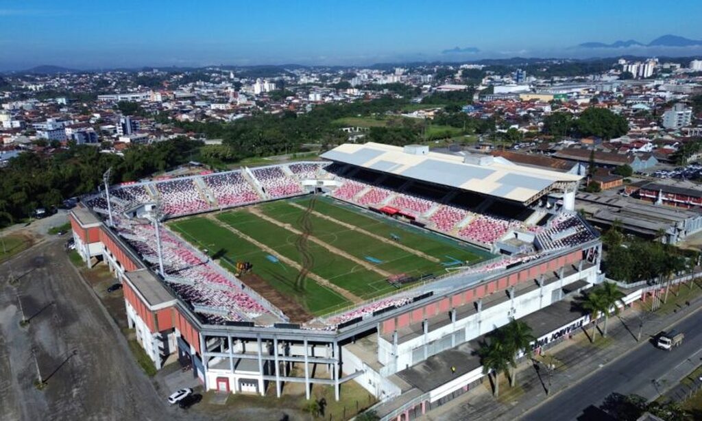 Arena Joinville inicia troca do gramado por modelo sintético certificado pela FIFA