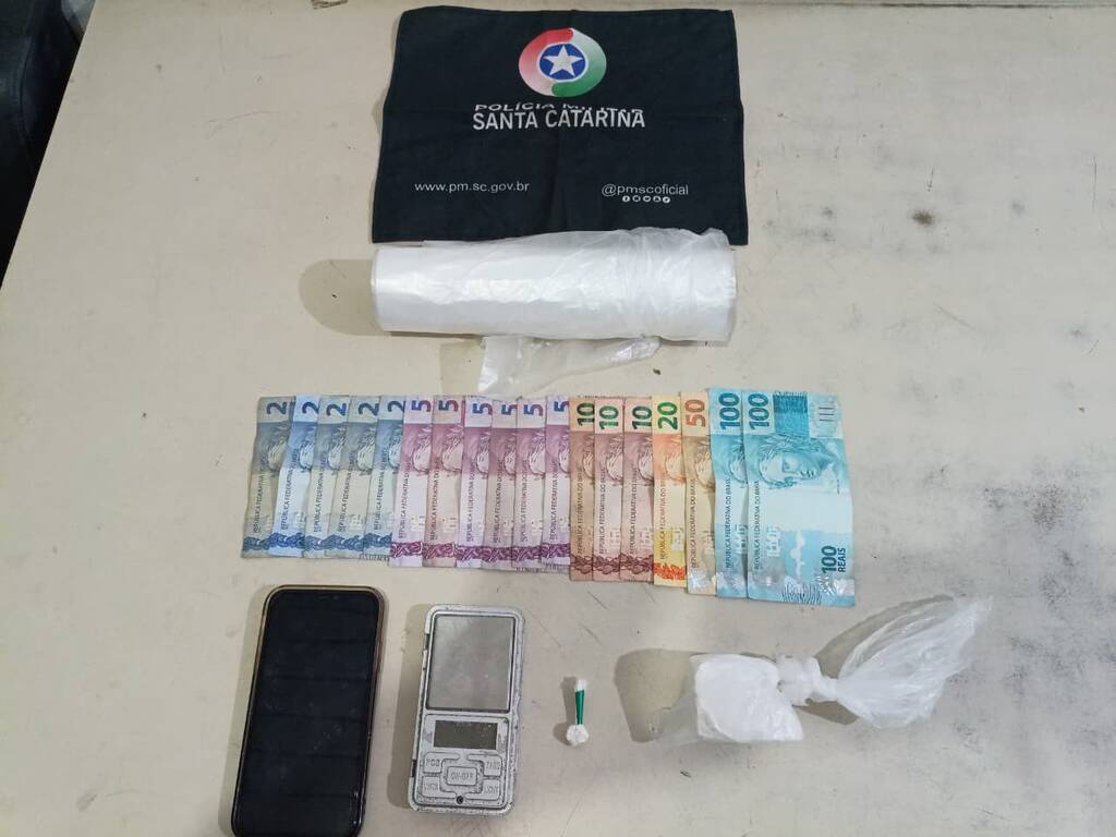 POLÍCIA MILITAR PRENDE MULHER POR TRÁFICO DE DROGAS EM BALNEÁRIO ROSA DO MAR, PASSO DE TORRES