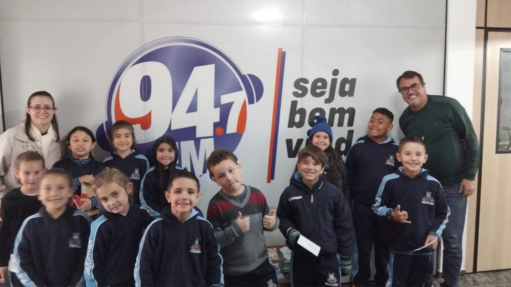 Alunos da rede municipal visitam a Rádio 94,7 FM e conhecem de perto o universo da comunicação