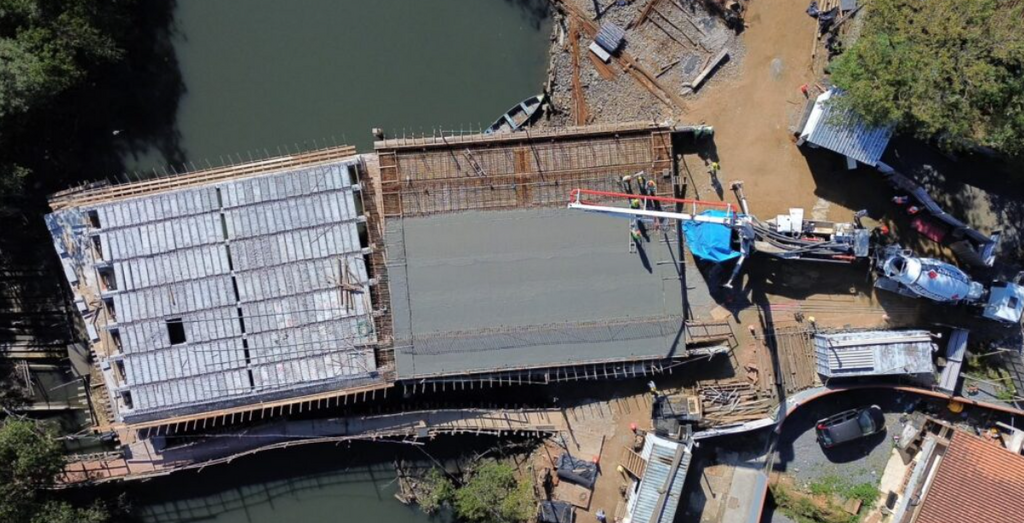 Obras da Ponte Anêmonas entram em nova fase com concretagem da base da pista