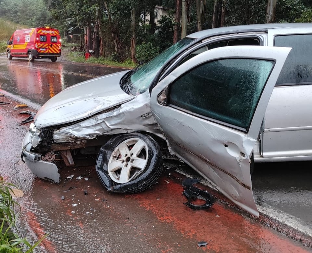 Duas pessoas são levadas ao hospital após batida frontal em contorno viário de Chapecó