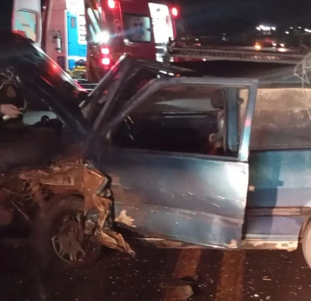 Motorista fica ferido após colisão entre carro e carreta na BR-153, em Irani, na noite de sábado (11)