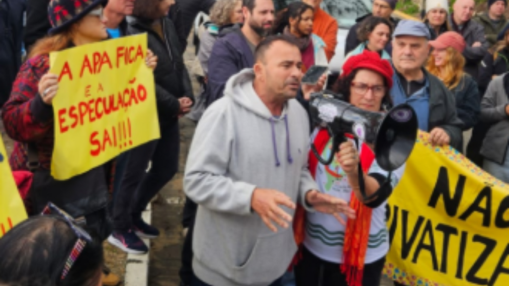 Protesto em Imbituba reúne moradores contra projeto que altera limites da APA da Baleia Franca