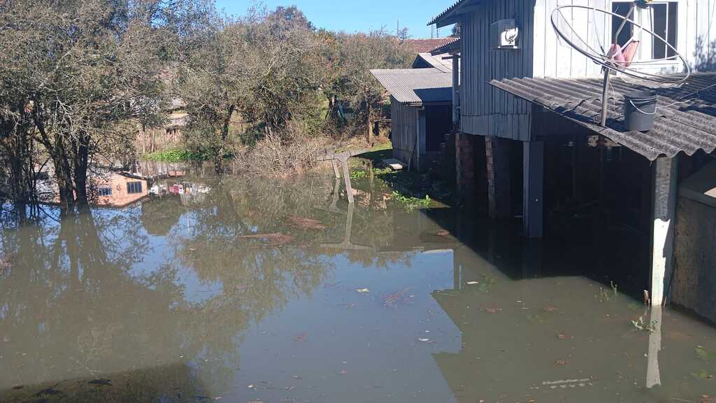 Família deixa residência após elevação do Rio Canoas em Otacílio Costa
