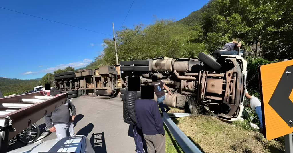 Carreta tomba na BR-470 em Ibirama e deixa duas pessoas feridas