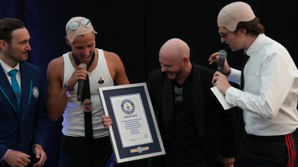 Pitbull entra para o Guinness após reunir mais de 22 mil fãs usando carecas falsas