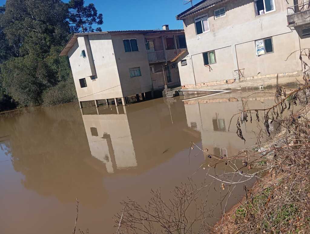 Família deixa residência após elevação do Rio Canoas em Otacílio Costa