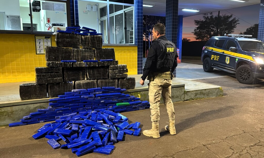 PRF apreende cerca de 300 kg de maconha em carro roubado no Oeste