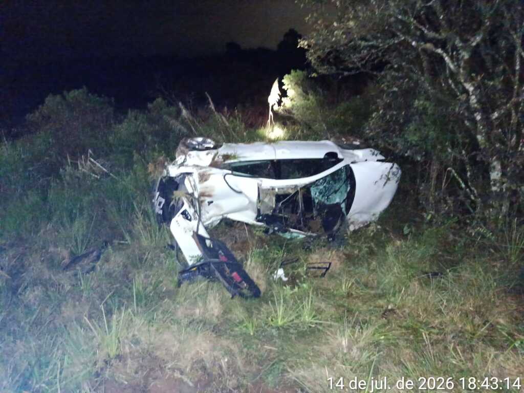 Motorista é socorrido em estado grave após capotamento de veículo na BR-116