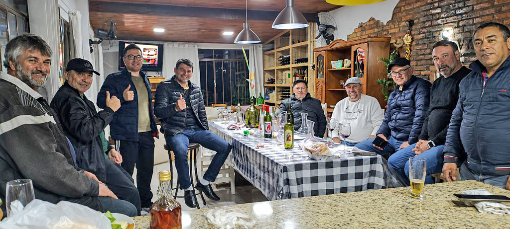 Amigos se reúnem para jantar na casa do ex-prefeito Sergio Durigon, em Ouro (SC)​
