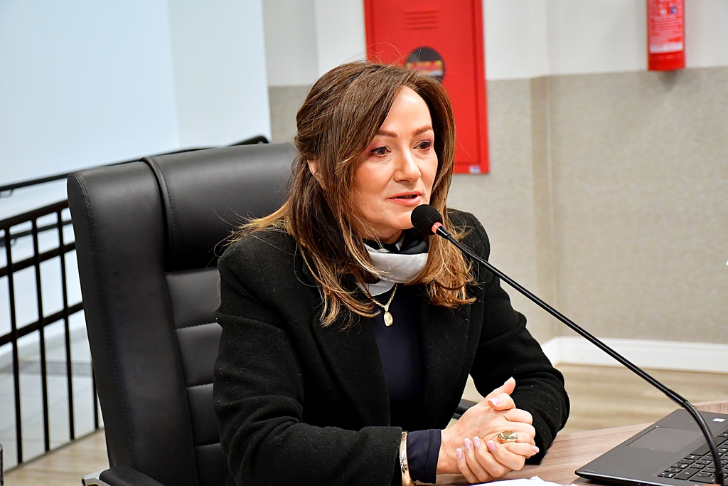 Vereadora Cris Zanatta propõe audiência pública para debater a proteção de crianças e adolescentes na era digital