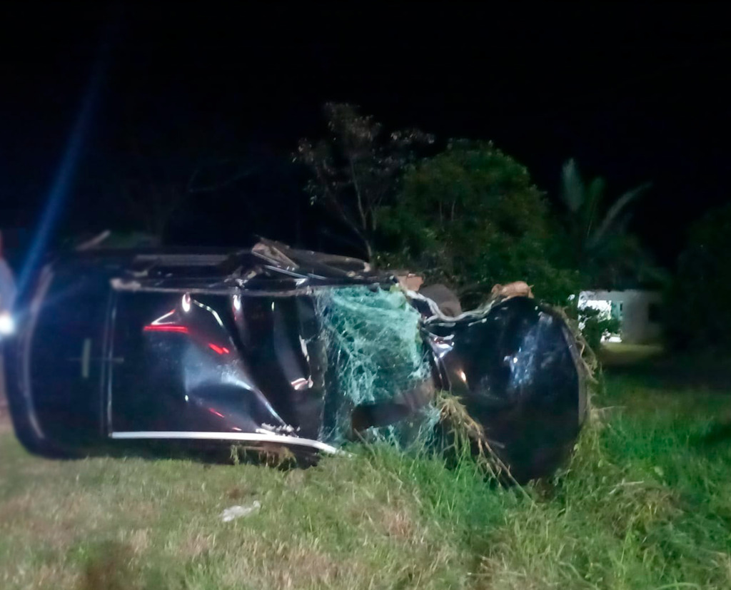 Saída de pista seguida de choque em árvore é registrada na SC 163
