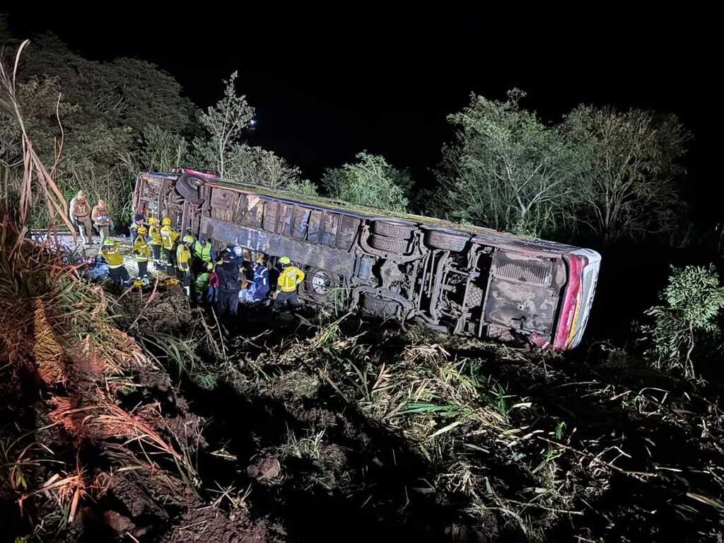 Três morrem e dezenas de pessoas ficam feridas após tombamento de ônibus entre Maravilha e São Miguel da Boa Vista
