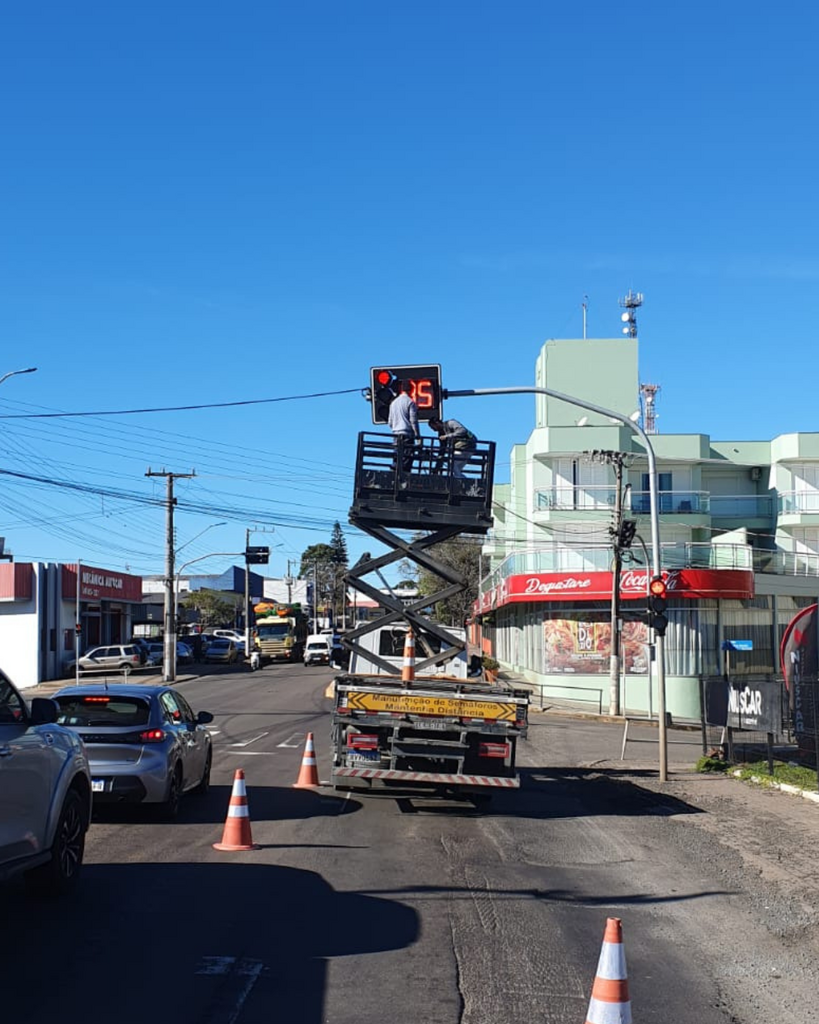 Prefeitura realiza manutenção nos semáforos e reativa travessias para pedestres