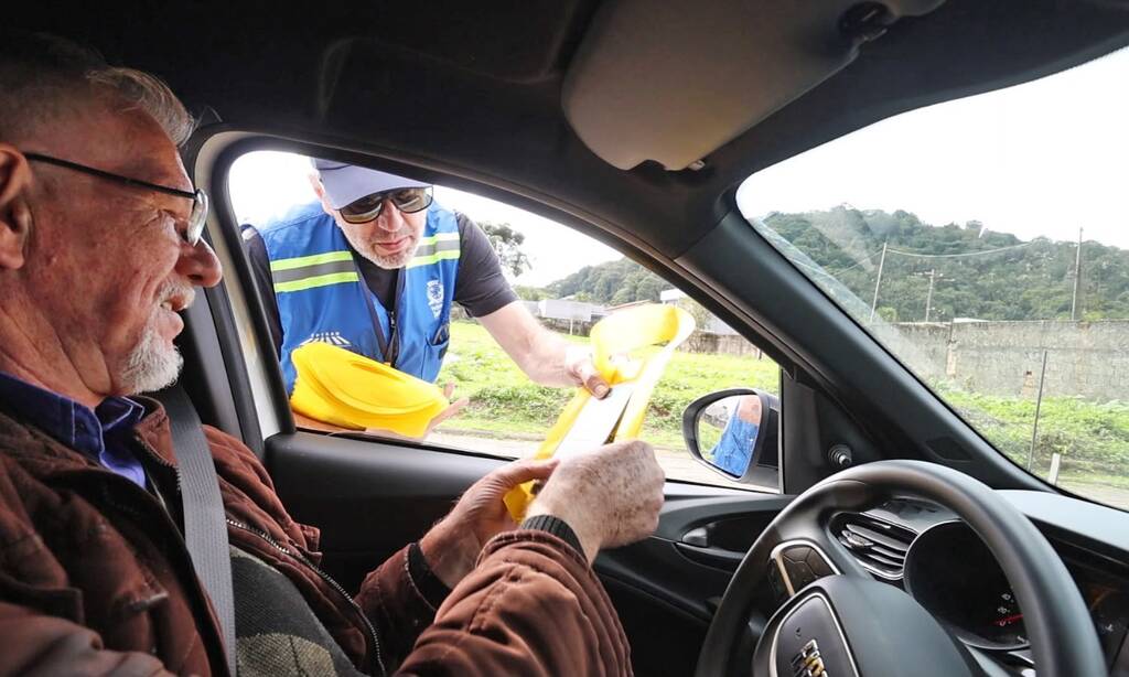 Joinville realiza campanha contra o uso do celular ao volante com blitze educativas