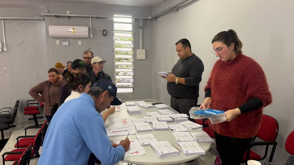 Secretaria de Agricultura realiza tarde técnica e entrega cartas de crédito