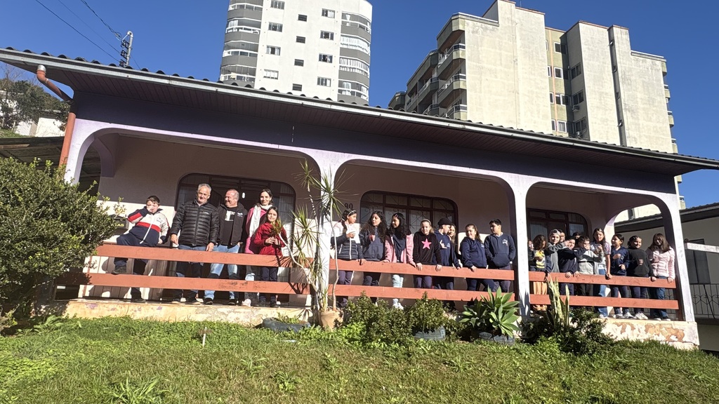 Alunos da Escola Bernardo Moro Sobrinho conhecem os bastidores da produção de O TEMPO – Jornal de Fato