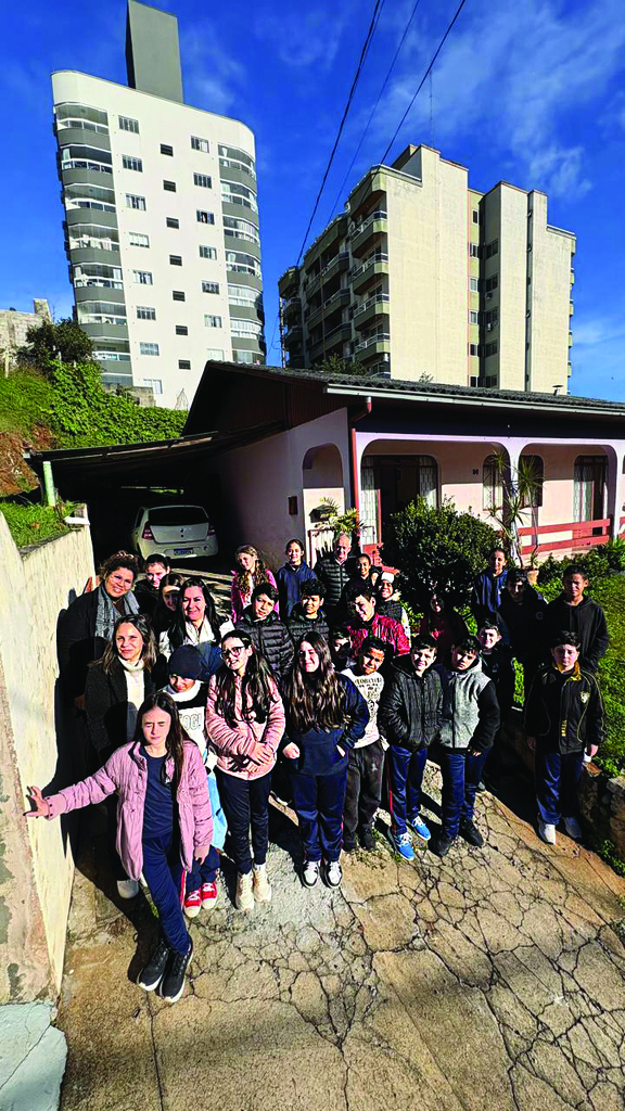 Alunos da Escola Bernardo Moro Sobrinho conhecem os bastidores da produção de O TEMPO – Jornal de Fato
