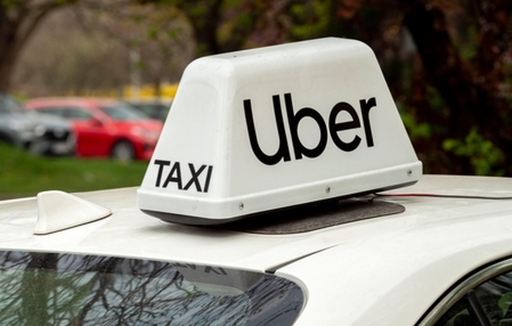 Uber é multada em R$ 384 mil após motorista recusar corrida a atleta cego com cão-guia