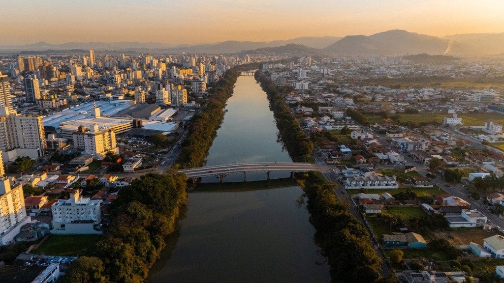 Corpo de mulher é encontrado às margens do Rio Tubarão; polícia investiga o caso